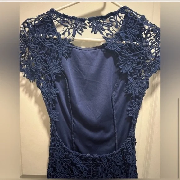 Lulu's open-back lace dress - Picture 4 of 5